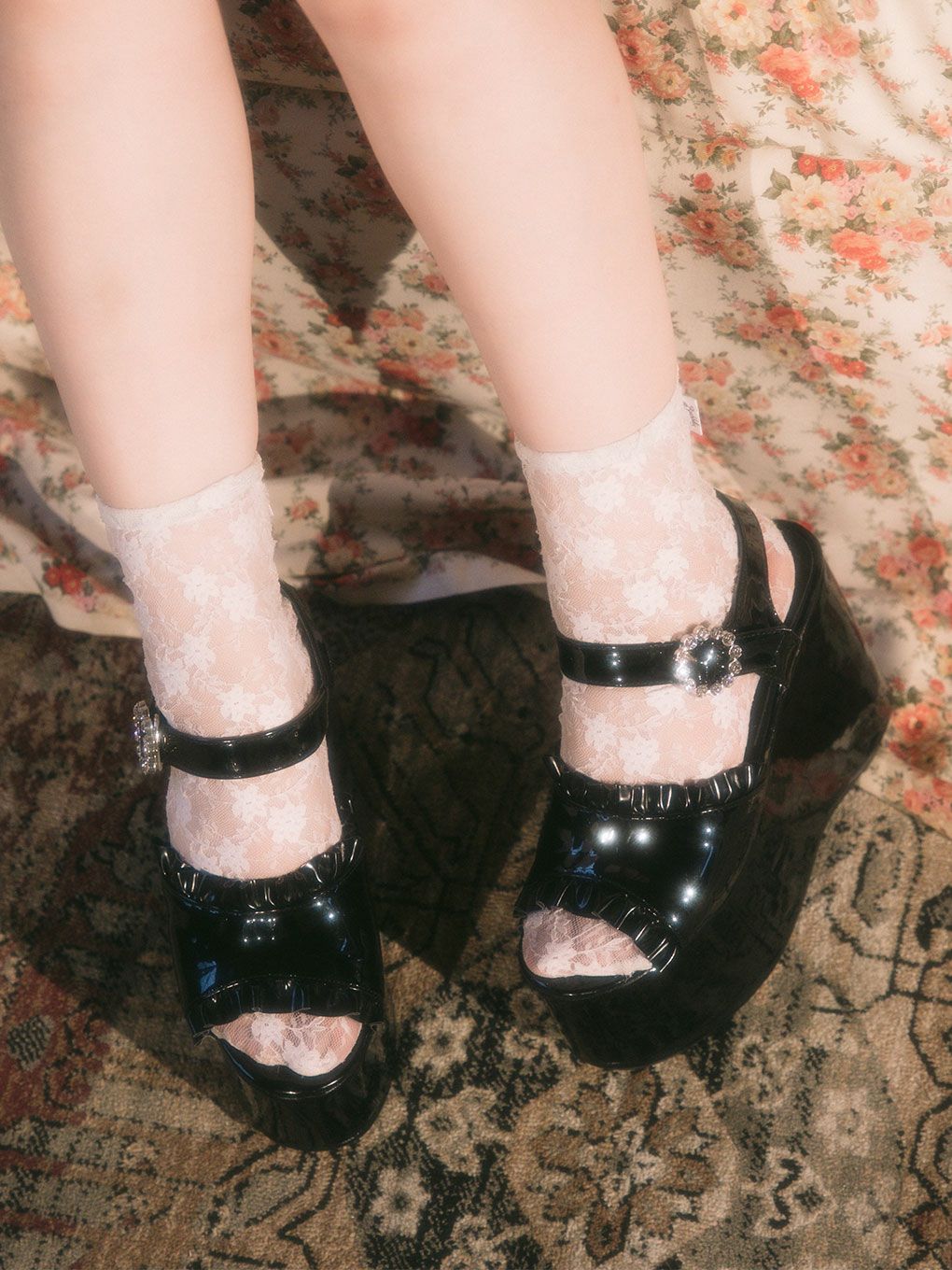 BUBBLES】フリルエナメルバックルサンダル | sparkling mall online store