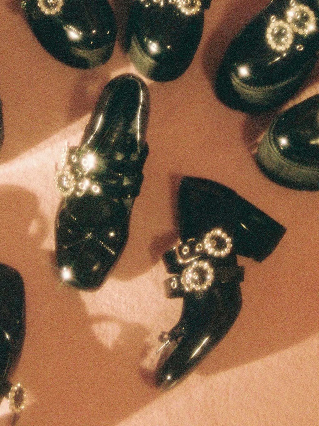 【BUBBLES】リボンバックルヒールパンプス