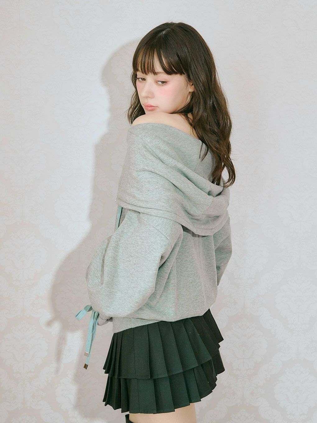 【BUBBLES】オフショルダーフーディートップス