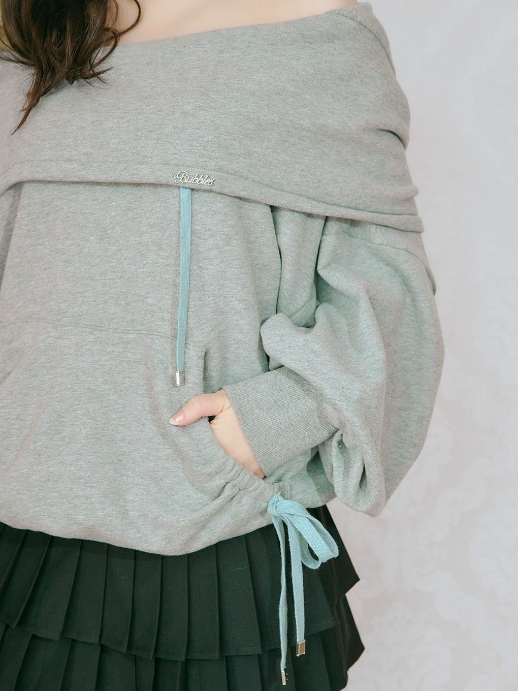 【BUBBLES】オフショルダーフーディートップス