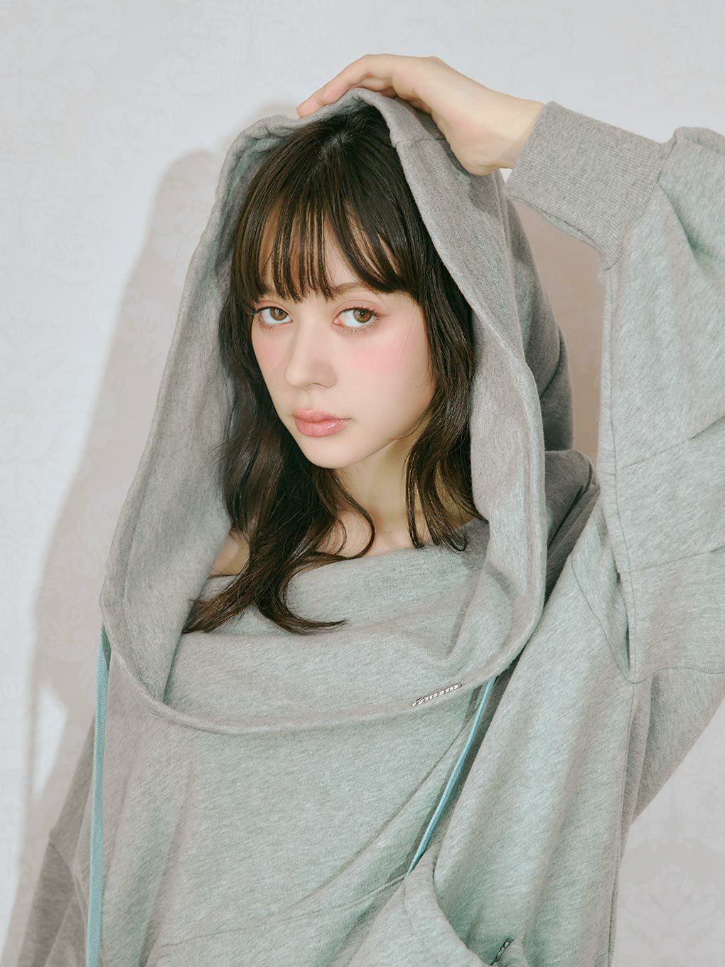 【BUBBLES】オフショルダーフーディートップス