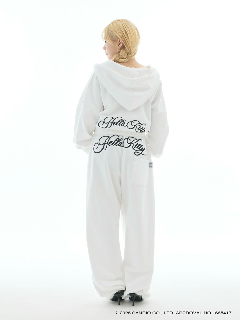 【BUBBLES】エンブロイダリークロップドパーカー